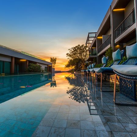 Fusion Suites Phuket Patong Kültér fotó The swimming pool at the hotel