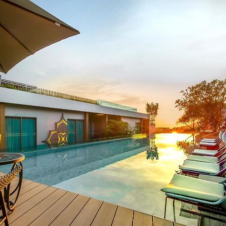 Fusion Suites Phuket Patong Kültér fotó The pool at the hotel