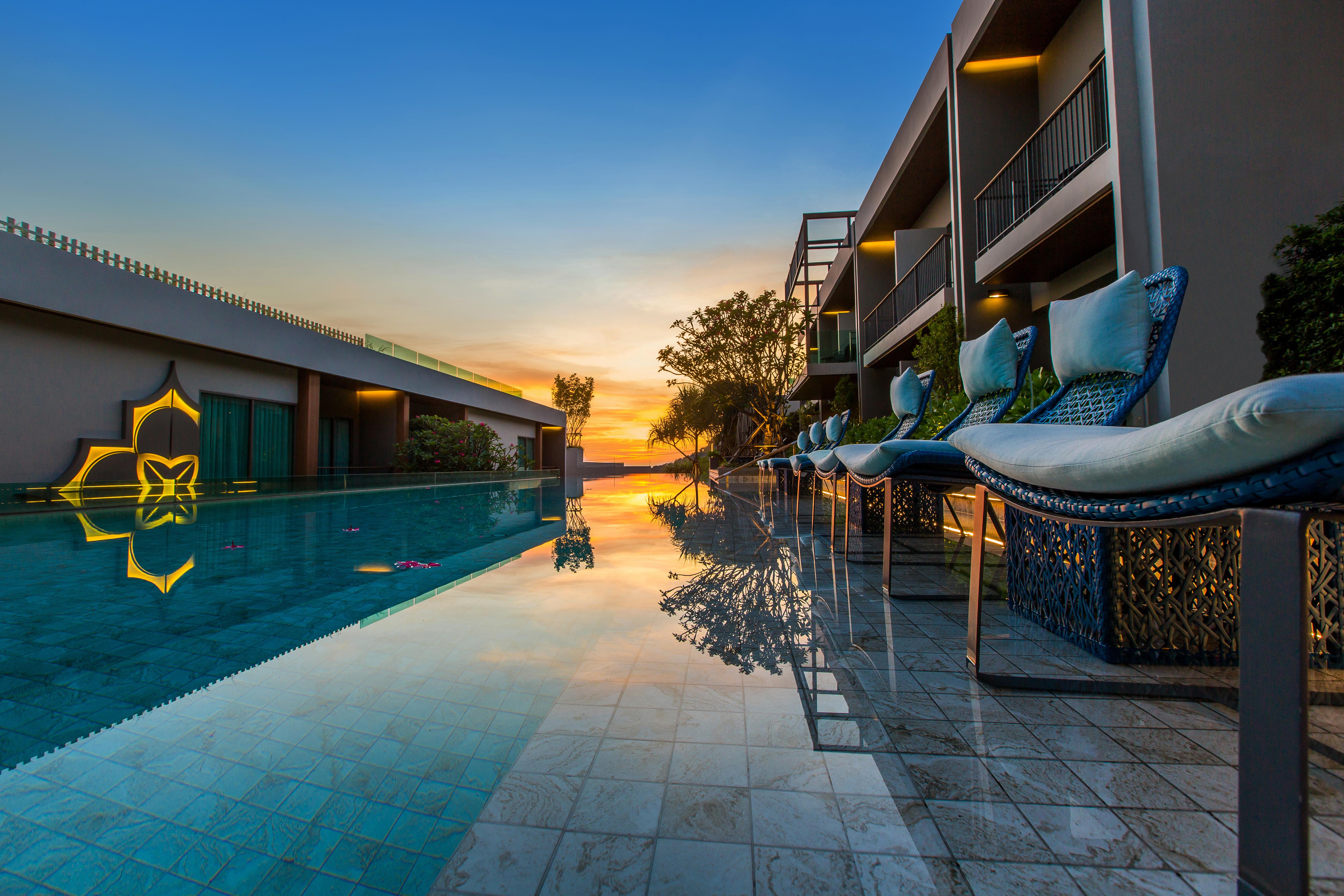 Fusion Suites Phuket Patong Kültér fotó The swimming pool at the hotel