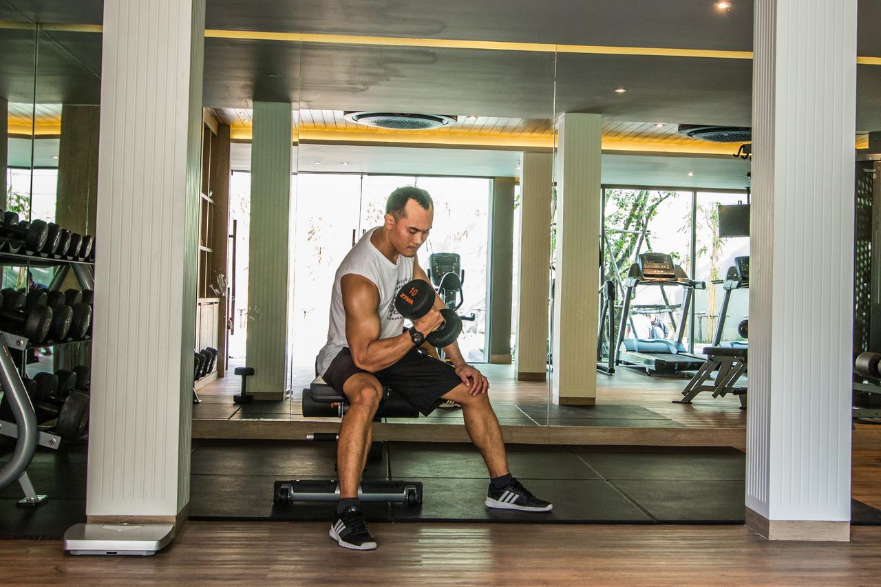 Fusion Suites Phuket Patong Kültér fotó A man lifting weights