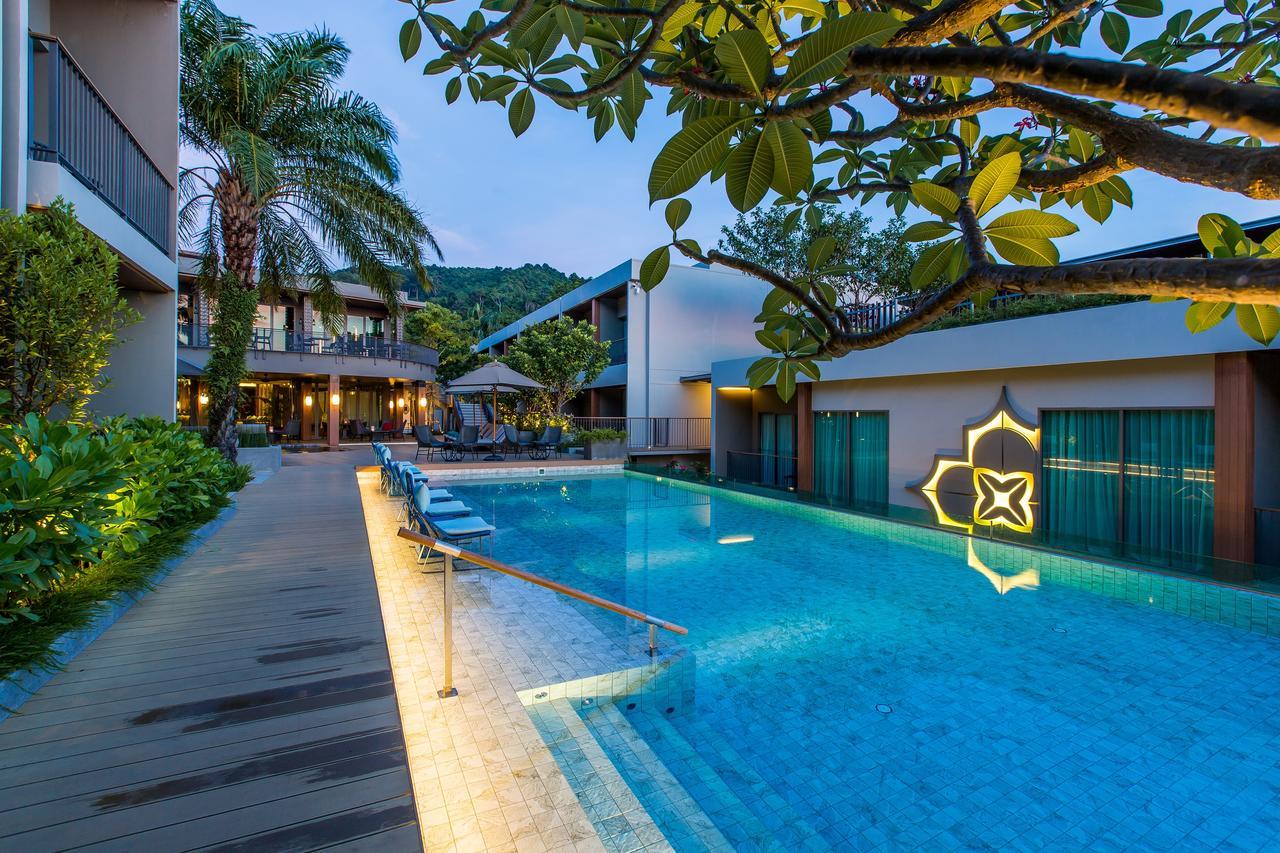 Fusion Suites Phuket Patong Kültér fotó The swimming pool at the hotel