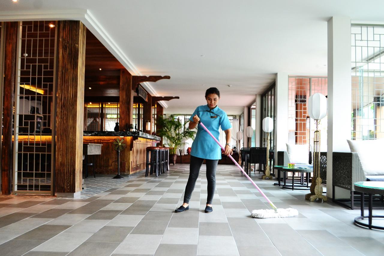 Fusion Suites Phuket Patong Kültér fotó A hotel housekeeper mopping the floor